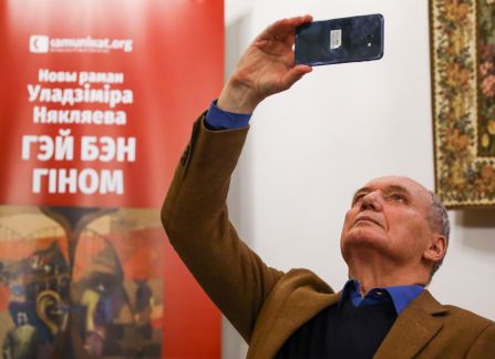 Uładzimir Niaklajeu  opowiada publiczności o swojej książce